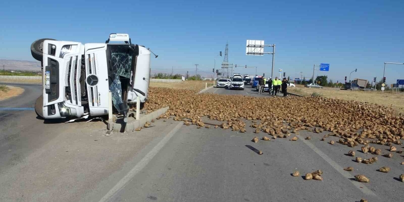 Malatya’da pancar yüklü tır devrildi: 1 yaralı