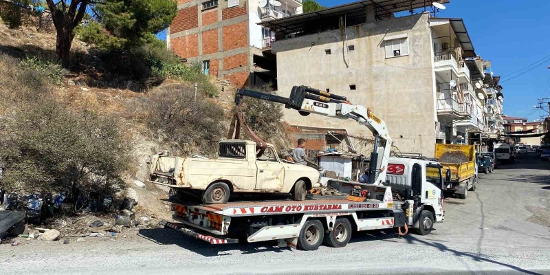 Bozdoğan’da yol kenarları hurda araçlardan temizlendi