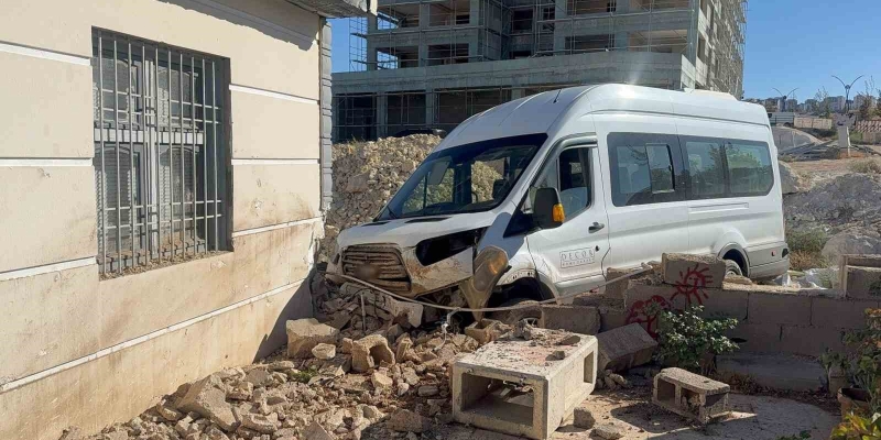 Gaziantep’te kazadan kaçmaya çalışan servis eve çarptı: 3 yaralı