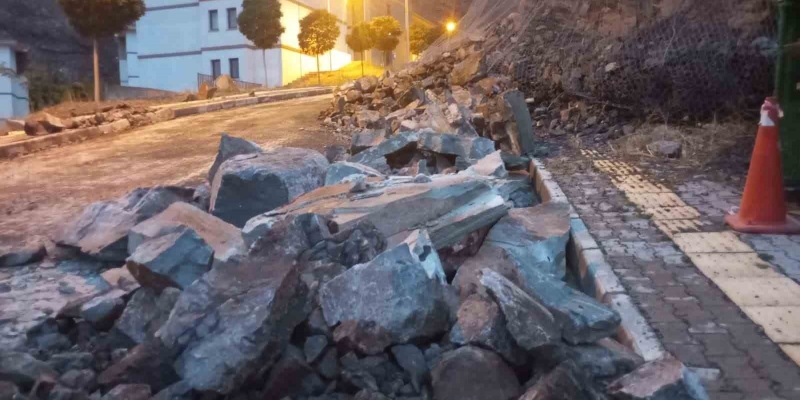 Artvin’de fırtına çatıları uçurdu