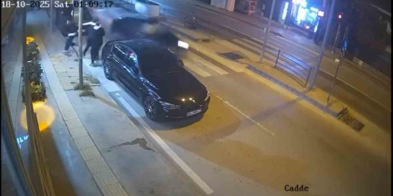 Otomobil, park halindeki araca çarptı: Yaya geçidinden geçerken ölümden döndüler