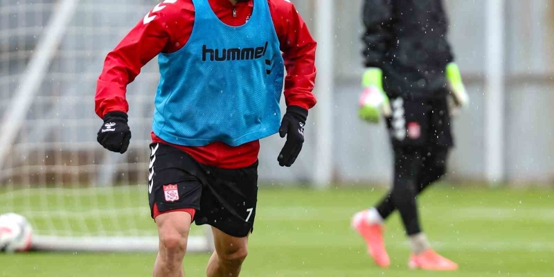 Sivasspor sağanak altında çalıştı