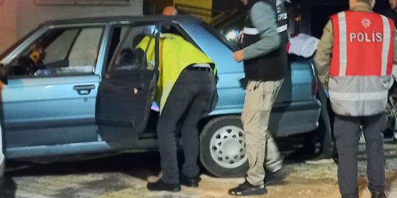 Ezine’de uyuşturucu operasyonu: Kokain ve 500 bin TL yakalandı