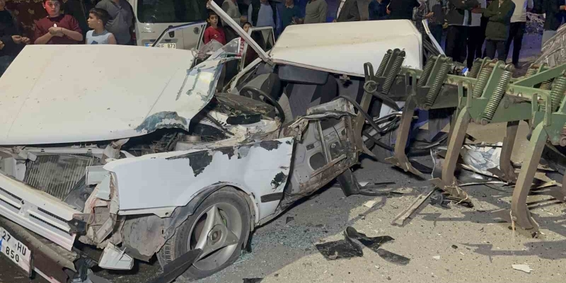 Traktör pulluğu çarptığı otomobili adeta parçaladı: 1 ağır yaralı