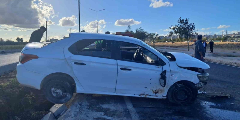 Kilis’te otomobil refüje çarptı: 2 ağır yaralı