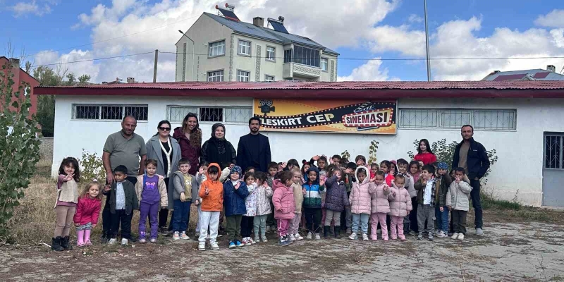 Anaokulu öğrencilerine sinema keyfi