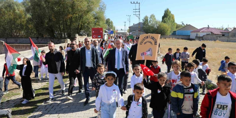 Ağrılı öğrenciler, Gazze’deki ihtiyaç sahipleri için hayır panayırı düzenledi