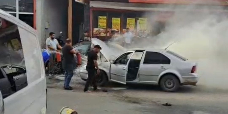 Adana’da yanan otomobili esnaf su ve yangın tüpüyle söndürdü