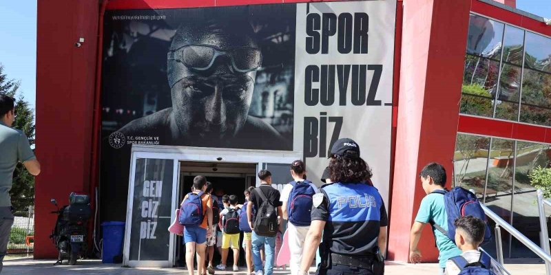 Mersin’de polis desteğiyle çocuklara yüzme eğitimi verildi
