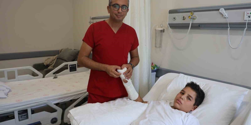 Elini üzüm sıkma makinesine kaptıran Melih’in kopan parmakları, başarılı geçen ameliyatla tutturuldu