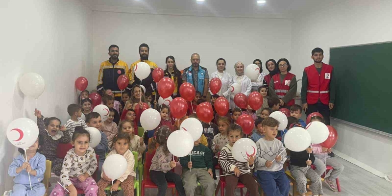 Minik öğrencilere ambulans tanıtımı