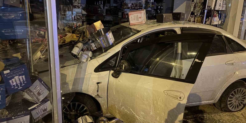Otomobil züccaciye dükkana daldı: 1 yaralı