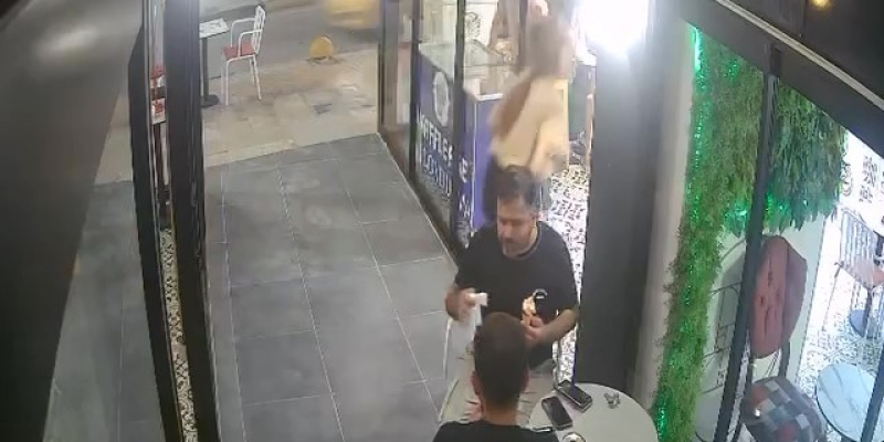 Dikkatsizliğiyle cam kapıya çarpan kadın personelin yere savrulduğu anlar kamerada