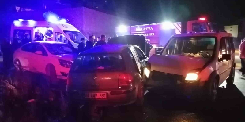Malatya’da üç aracın karıştığı kazada 2 kişi yaralandı