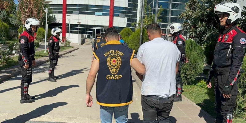 Cinayet davası esnasında silahla adliye önüne gelen 3 şahıs yakalandı