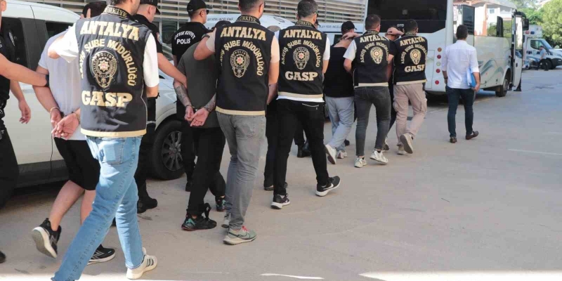 Antalya’da silahlı suç örgütüne eş zamanlı operasyon: 7 gözaltı