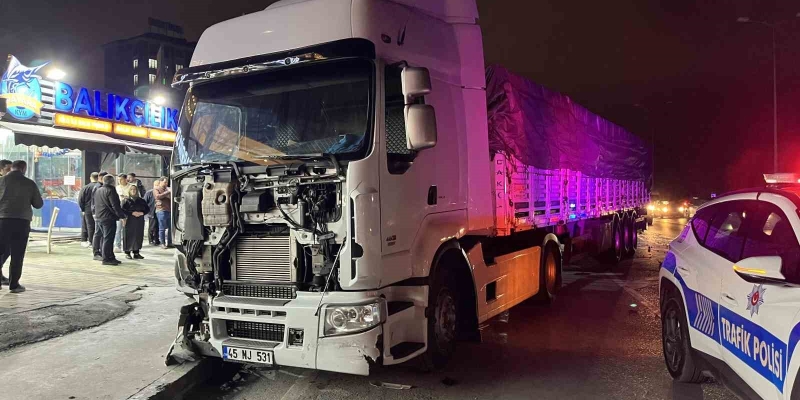 Sultangazi’de kontrolden çıkan tır, park halindeki 5 araca çarptı: 1 yaralı