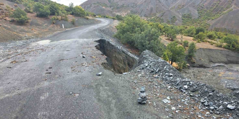 Elazığ’da köy yolunda çökme meydana geldi