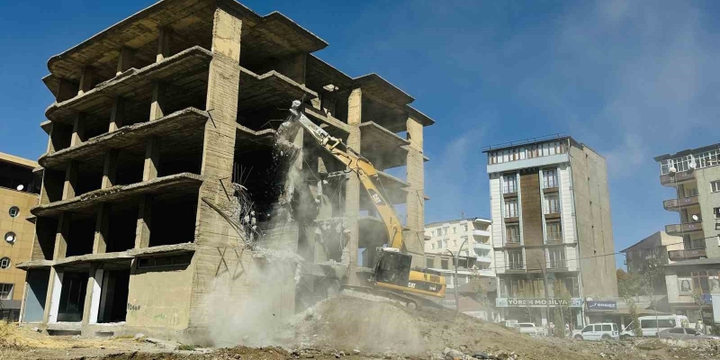 Yüksekova’da inşaat halindeki 23 yıllık bina yıkıldı
