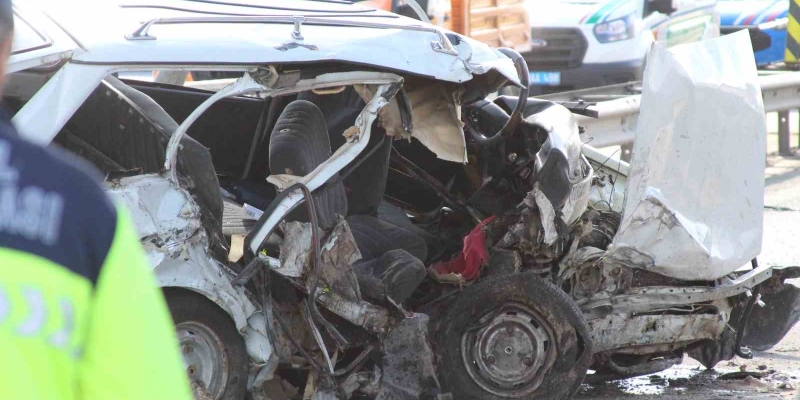 Mersin’de otomobil beton bariyere çarptı: 2 ölü