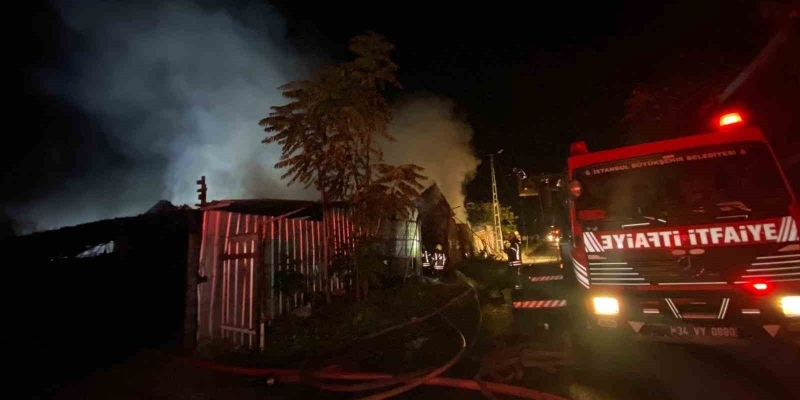 Küçükçekmece’de iş yeri yangını elektrik tellerine sıçradı, patlamalar peş peşe geldi
