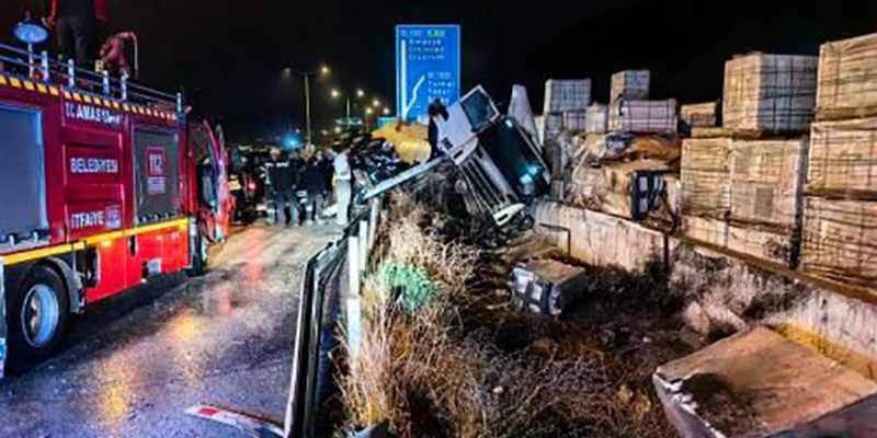 Amasya’da tanker devrildi: 1 yaralı