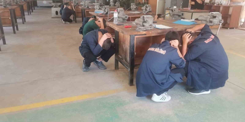 Öğrenciler deprem ve yangın tatbikatı yaptı