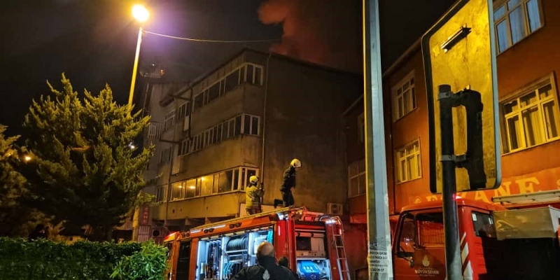 Beyoğlu’nda 4 katlı binanın çatısı alev alev yandı: Vatandaşlar tahliye edildi