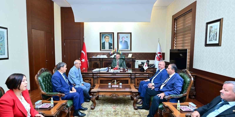 Vali Aksoy muhtarlar heyetini makamında kabul etti.
