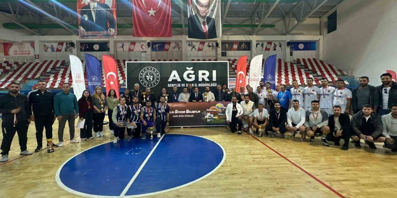 Ağrı’da Kamu Spor Oyunları Finalleri ve "İpucu" tiyatro oyunu ilgi gördü