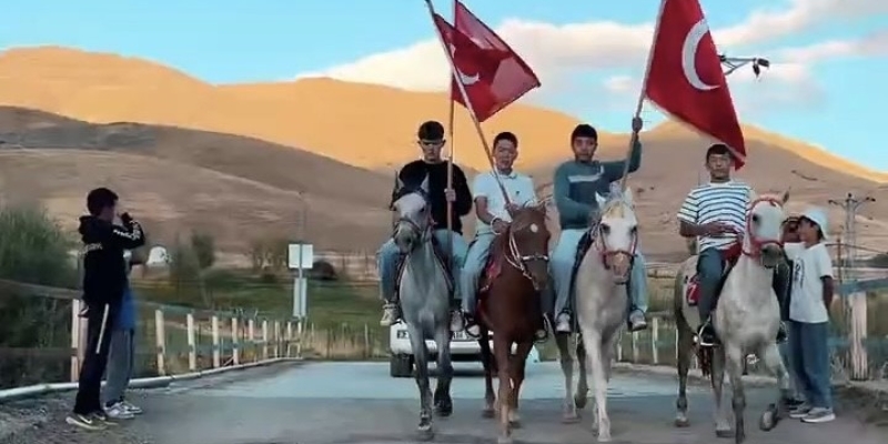 Ulupamir’de jandarma komutanına atlı karşılama