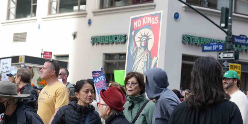 New York’ta on binlerce kişi "Krallara Hayır" protestolarında Trump yönetimini eleştirdi