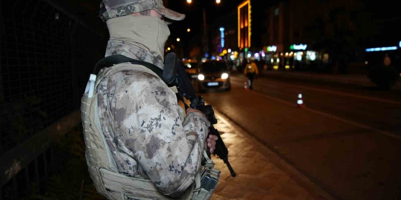 Edirne’de "Huzurlu Sokaklar" uygulaması: Ruhsatsız tabanca ele geçirildi, 15 sürücüye 178 bin TL ceza