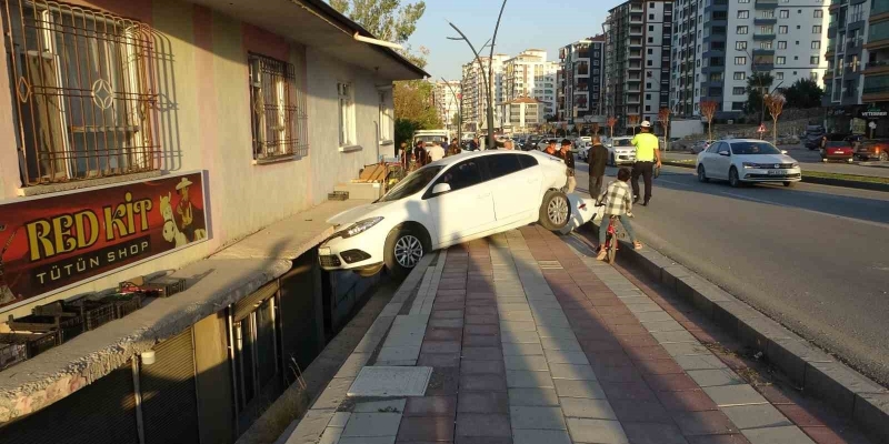 Otomobilin çarptığı araç savrularak evin balkonuna girdi: 2’si çocuk 3 yaralı
