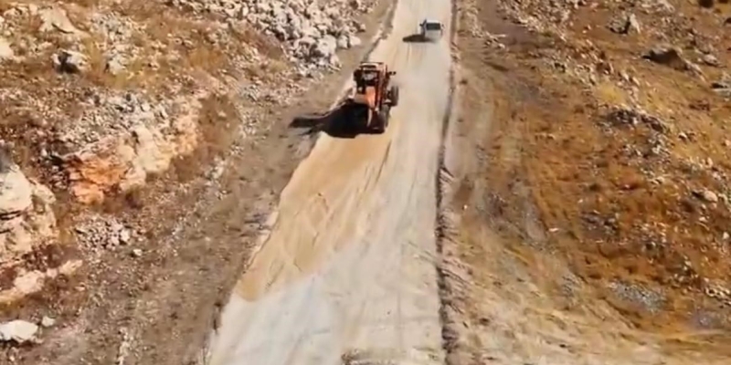 Eğil Belediyesi yol çalışmaları ile vatandaşa konforlu seyahat sağlıyor