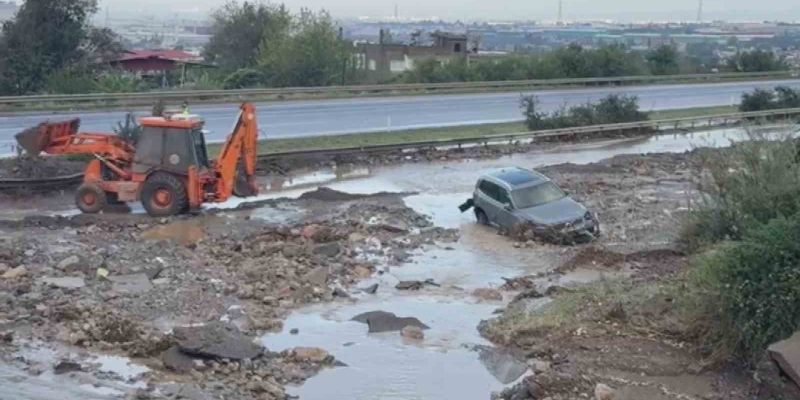 Heyelanın kapattığı otoyolda araçlar mahsur kaldı