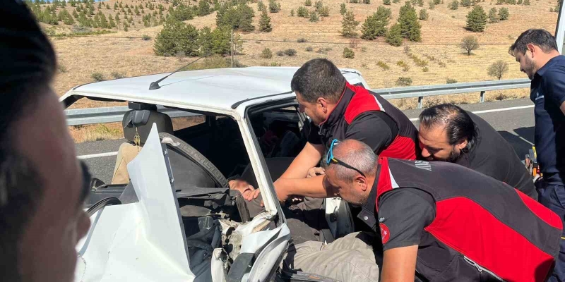 Otomobiller kafa kafaya çarpıştı: 1’i ağır, 4 yaralı