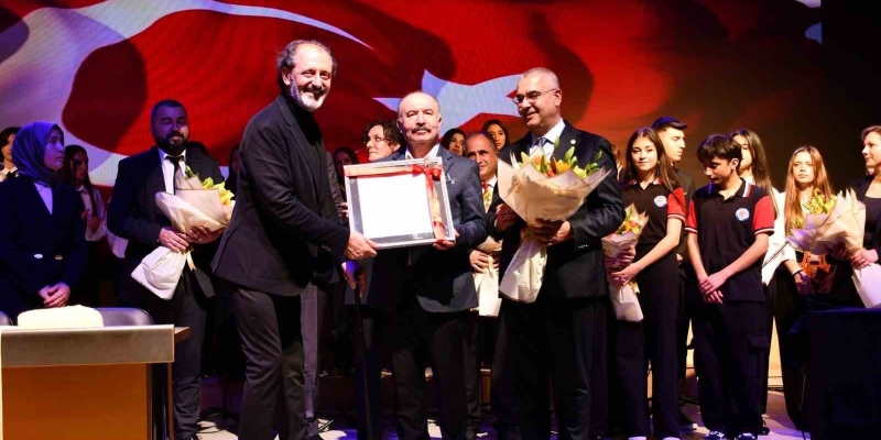 Yücel Arzen, öğrencilerle birlikte sahne aldı
