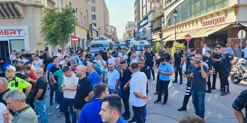 Adana’da dolmuş şoförlerinden eylem: Trafik kilitlendi