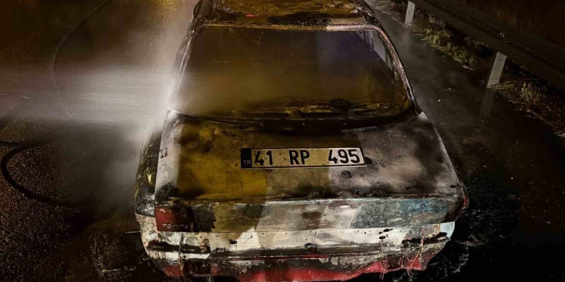 TEM’de seyir halindeki otomobil alev alev yandı