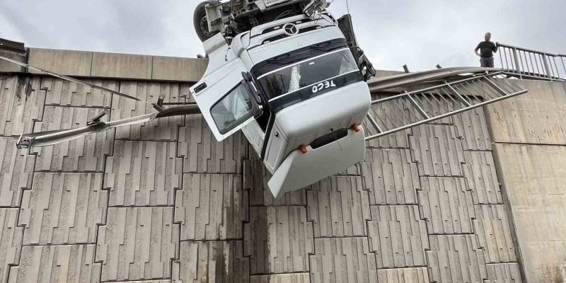 İzmir’de tır devrildi, kupası viyadükte asılı kaldı
