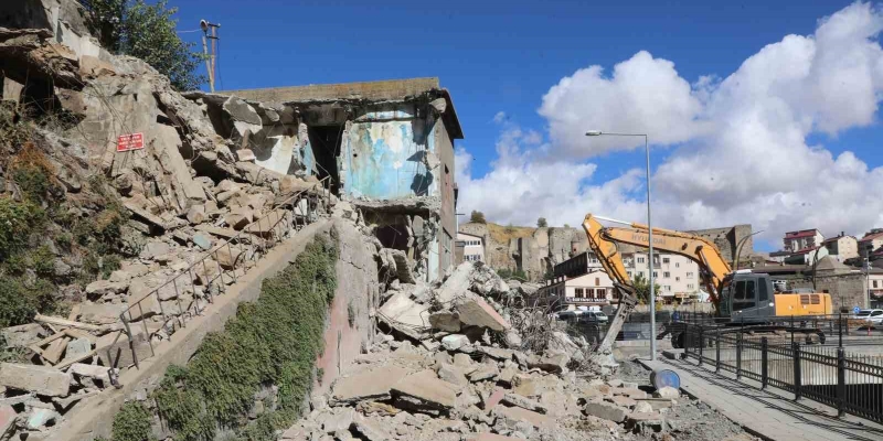 Bitlis’te metruk binalar yıkılıyor