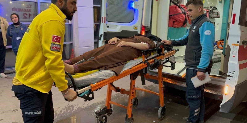 Devrilen motosikletteki 4 kişi yaralandı