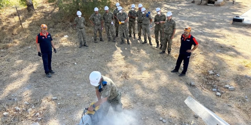 Komandolara enkazda arama kurtarma eğitimi verildi