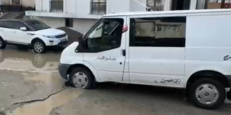 Yüksekova’da sağanak yağış hayatını olumsuz etkiledi