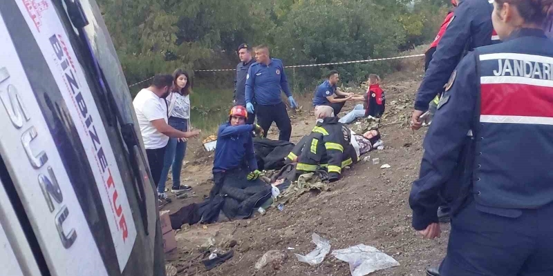 Buldan’dan İzmir’e dönen tur midibüsü şarampole yuvarlandı; 2 ölü 31 yaralı