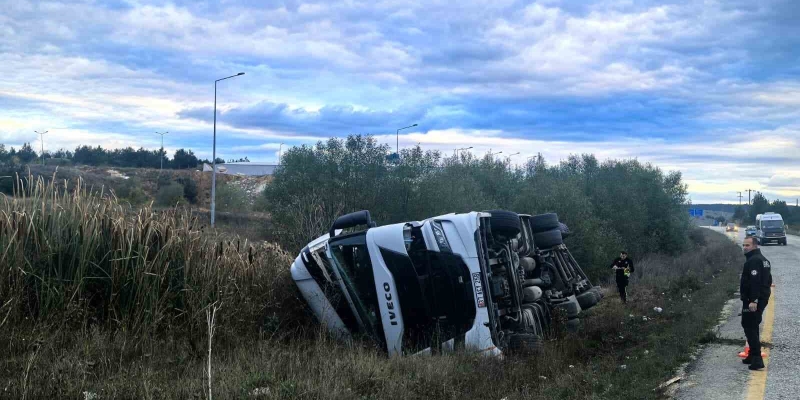 Sunta yüklü tır devrildi: 1 yaralı