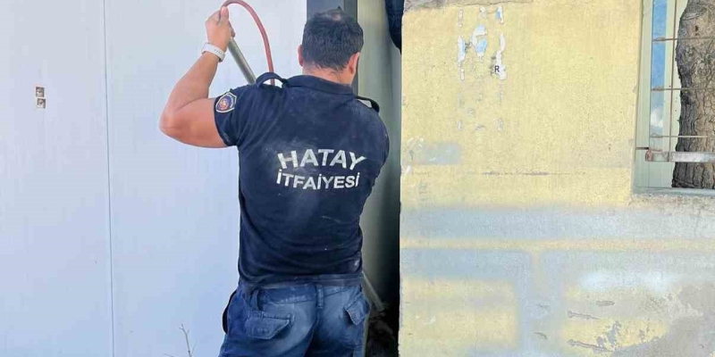 Duvar ile konteyner arasında sıkışan köpeği itfaiye kurtardı