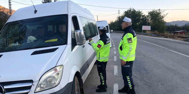 Eğirdir’de jandarma trafik uygulamasında 4 servis aracına ceza kesildi