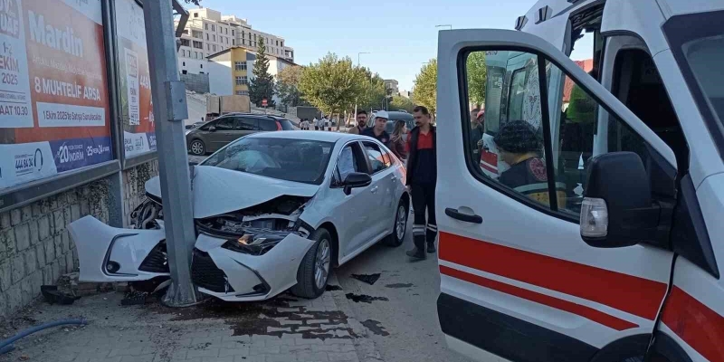 Mardin’de otomobil reklam panosu direğine çarptı: 1 yaralı